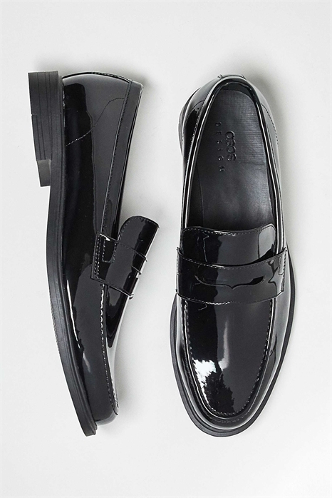 Лоферы с патентной отделкой артикул 142803681