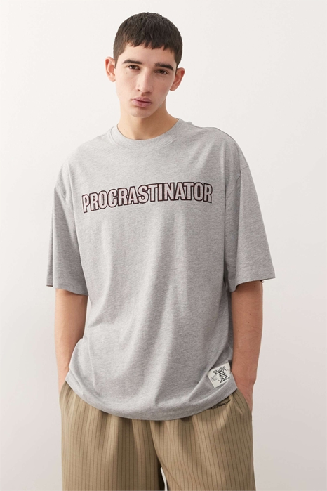 Серый футболка с надписью артикул 152623207