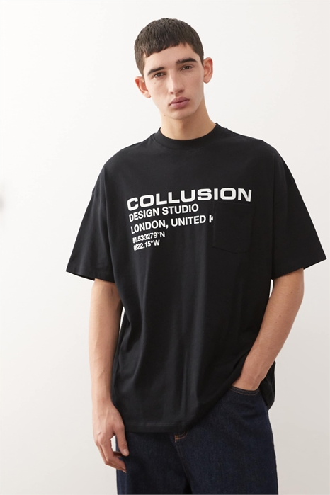 Черная футболка с принтом и карманом артикул 151058410