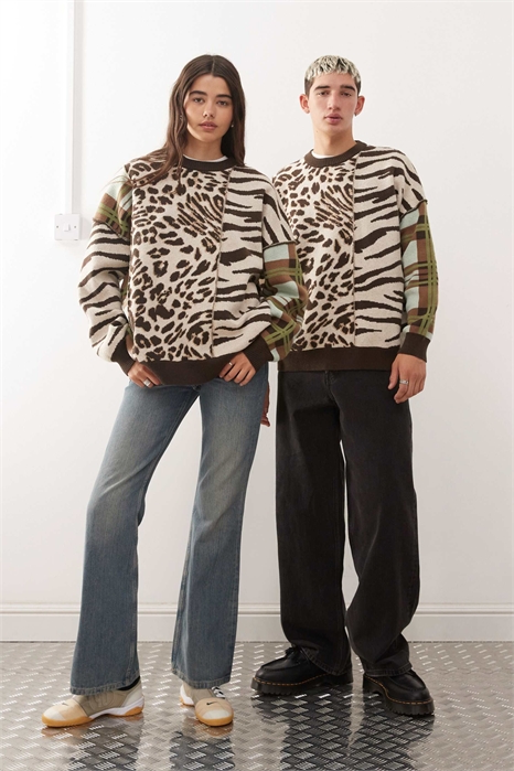 Универсальный свитер из трикотажа с вставками и принтом «под шкуру животного» артикул 148815087