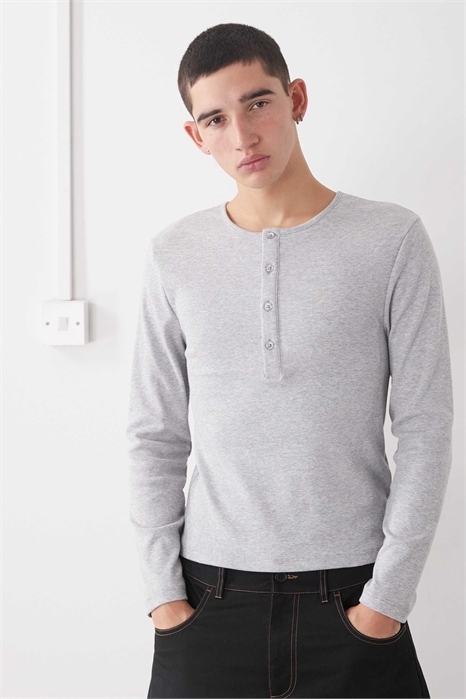 Футболка с длинным рукавом и ребристым воротником-хенли, приталенный крой артикул 150664860
