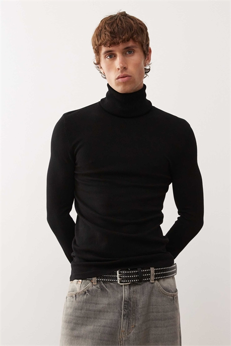 Мягкий трикотажный свитер с высоким воротником артикул 141911667