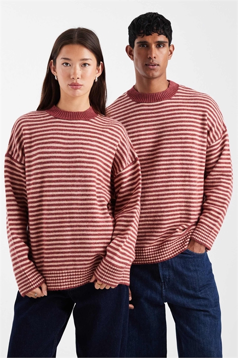 Универсальный пушистый свитер с полосками и круглым вырезом артикул 140258607