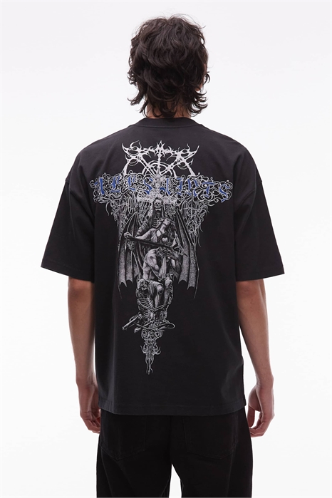 Футболка с изображением мечей артикул 152940769