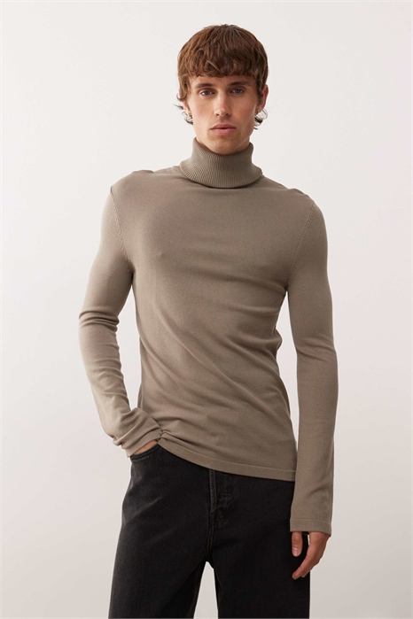 Мягкий трикотажный свитер с высоким воротником артикул 141911668