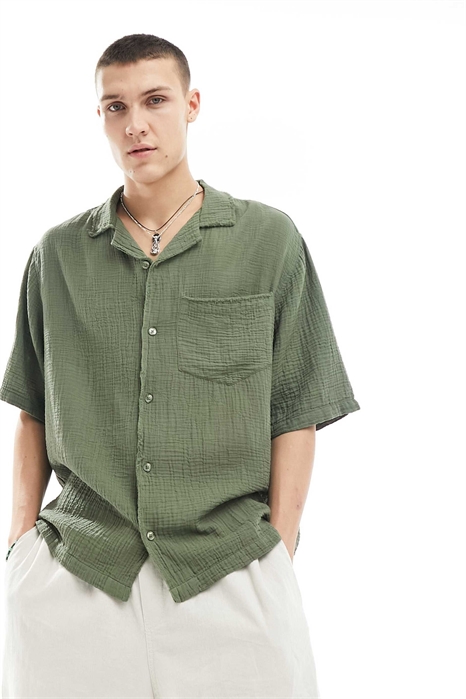 Рубашка свободного кроя с воротником-ревер и текстурированной поверхностью, с короткими рукавами и необработанными швами артикул 133469393