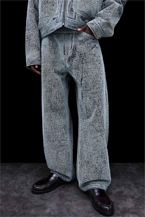 Джинсы свободного кроя с фактурной поверхностью артикул 155657347