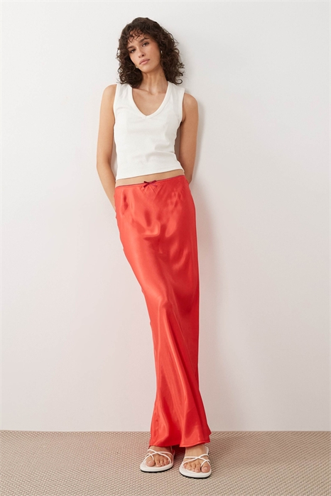 Макси-юбка из атласа с косой отрезкой артикул 155585149