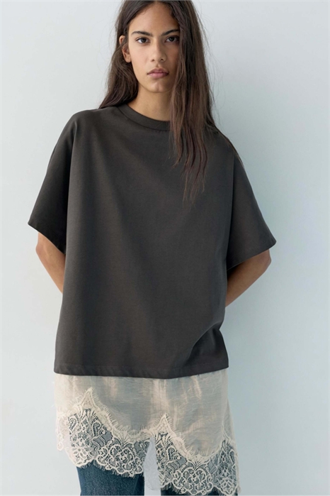 Футболка контрастного цвета с кружевным подолом артикул 155969200