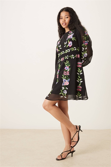 Мини-платье с высоким воротником и вышивкой артикул 153362513