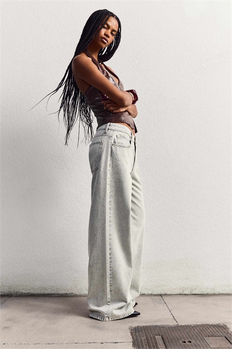 Длинные джинсы с широкими брючинами артикул 153248459