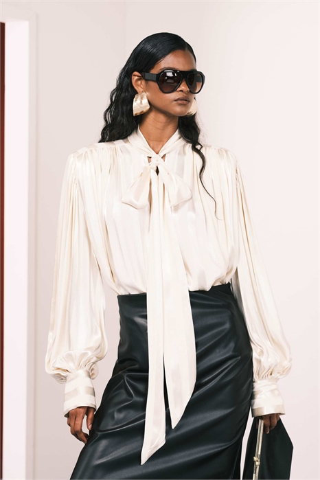 Блузка с атласными плечевыми накладками и сборками артикул 151777725