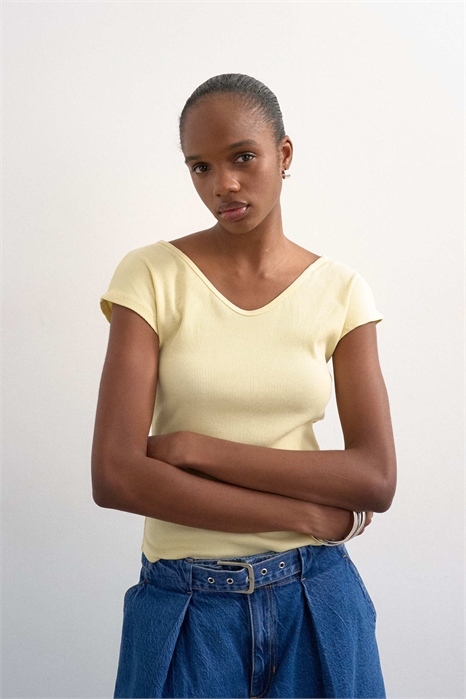 Футболка с V-образным вырезом и короткими рукавами артикул 149637525