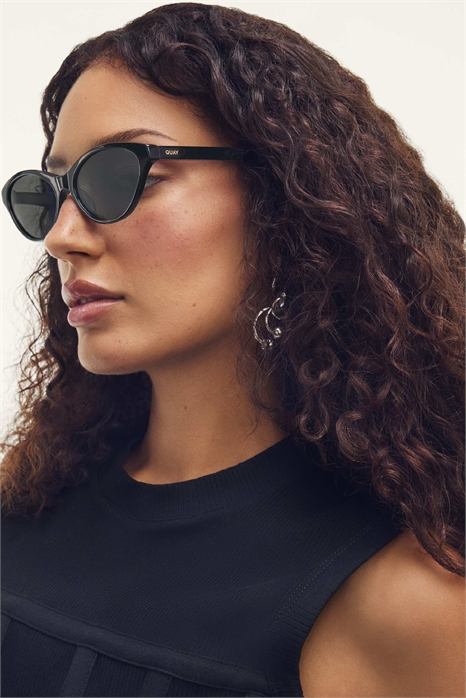 Quay Talk — стильные узкие солнцезащитные очки в форме кошачьих глаз артикул 152560786