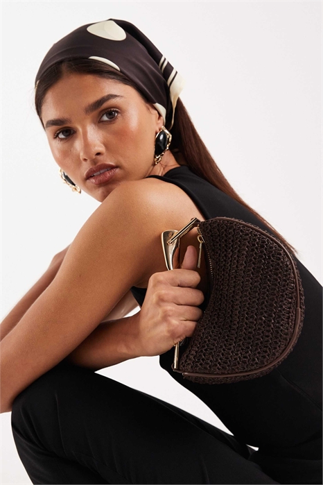 Сумка из плетеной рафии с золотой металлической ручкой артикул 151096059