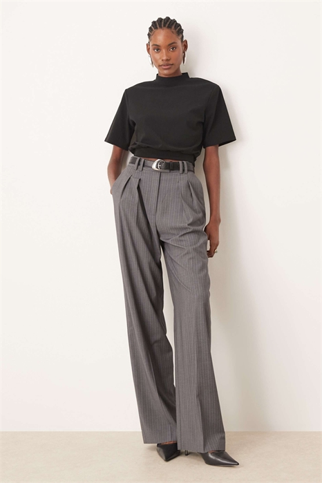 Высокие брюки с широкими брючинами и складками артикул 152418482