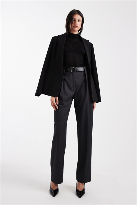 Высокие брюки с зауженными брючинами и поясом на высокой талии артикул 149426769