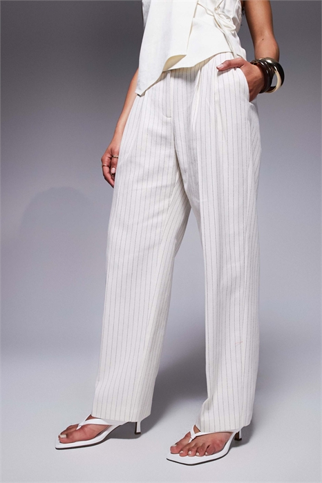 Брюки-прямки с зауженным кроем и складками артикул 142431171