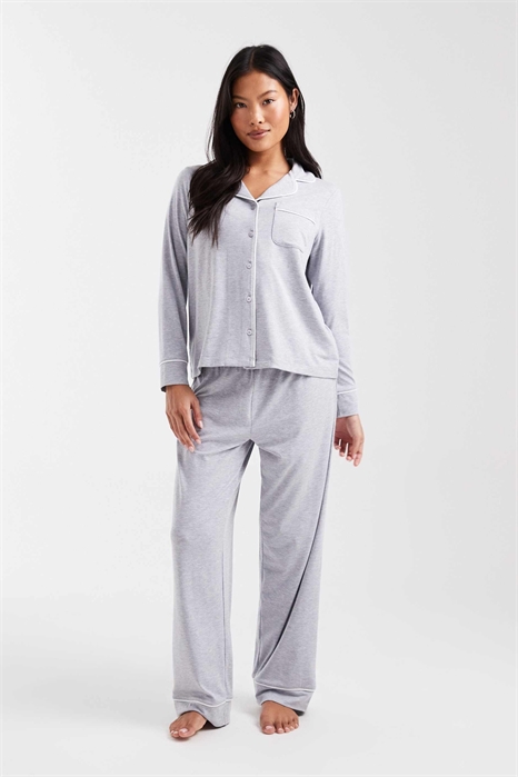 ASOS DESIGN — пижамный комплект Petite из сверхмягкой ткани с длинными рукавами и брюками, с контрастной окантовкой артикул 151024015