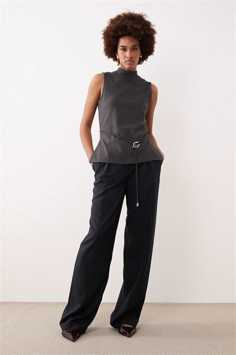 Высокие брюки с широкими брючинами и складками, скроенные по фигуре артикул 153409964