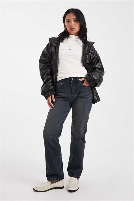 ASOS DESIGN — джинсы-стрит с прямым кроем в стиле 90-х, размер Petite артикул 150105742