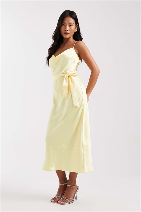 Атласное платье-миди с завязкой на талии и бретелями для подружки невесты артикул 153113519