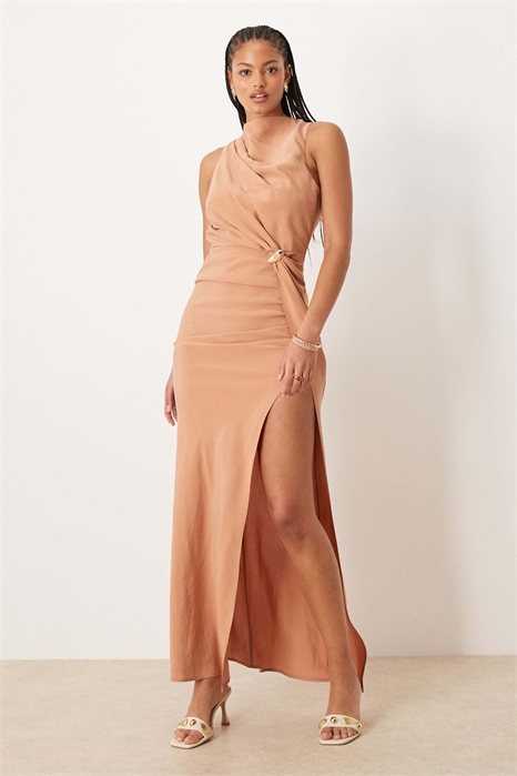 ASOS DESIGN: Макси-платье для высоких с асимметричным вырезом и металлической отделкой артикул 145747610