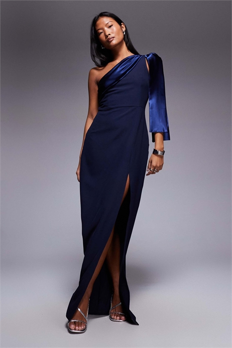 Макси-платье на одно плечо с контрастной атласной отделкой артикул 153229146