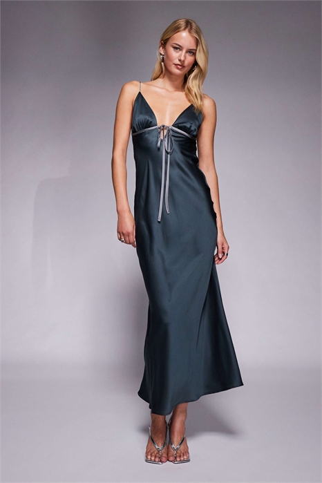 ASOS DESIGN: длинное атласное платье-миди с косой кройкой и бретелями, украшенное контрастной завязкой артикул 147665455