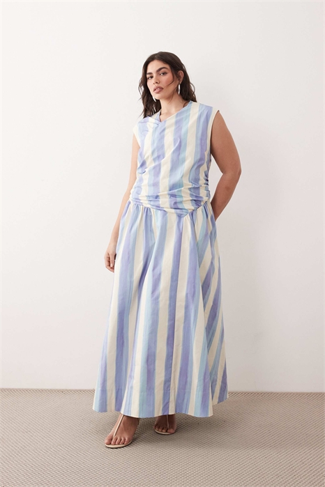 Макси-платье с закругленным вырезом и заниженной талией артикул 152386658