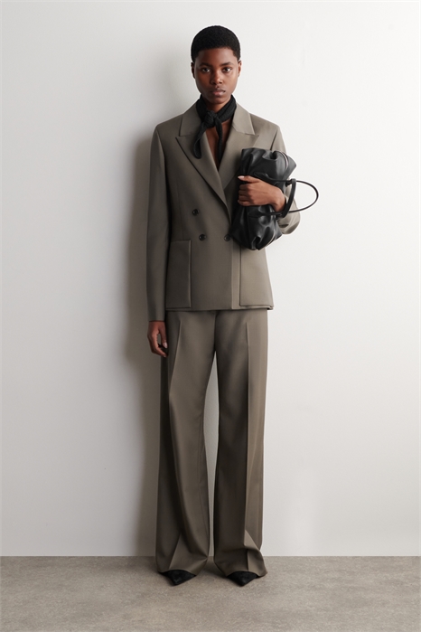 Шарф-треугольник с открытой вязкой артикул 1327132001