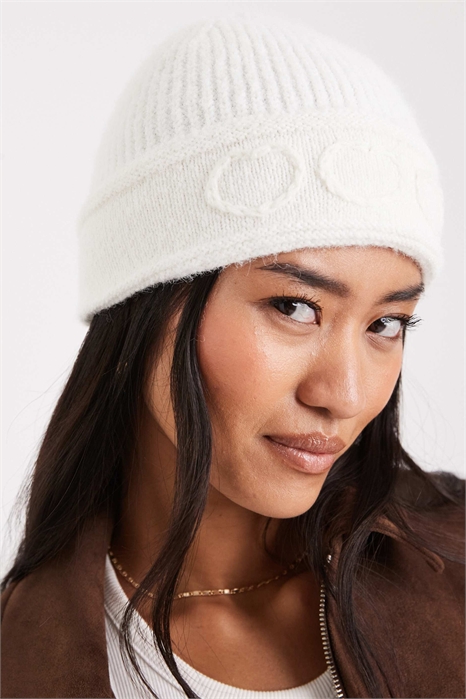 Вязаная шапка с вышитым сердечком артикул 148716625