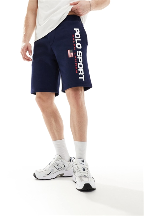 Спортивные шорты с капсульным принтом и большим логотипом в виде флага артикул 141104742