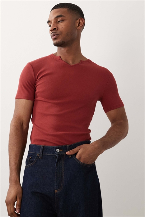 Футболка облегающего кроя с вырезом артикул 156284479