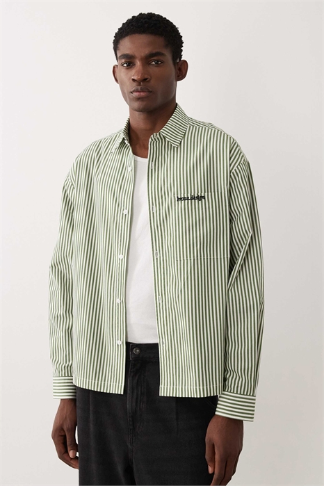 Рубашка свободного кроя в тонкую полоску с вышивкой на кармане артикул 154748817