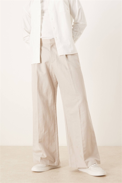 Стильные льняные брюки свободного кроя с складками артикул 152942088