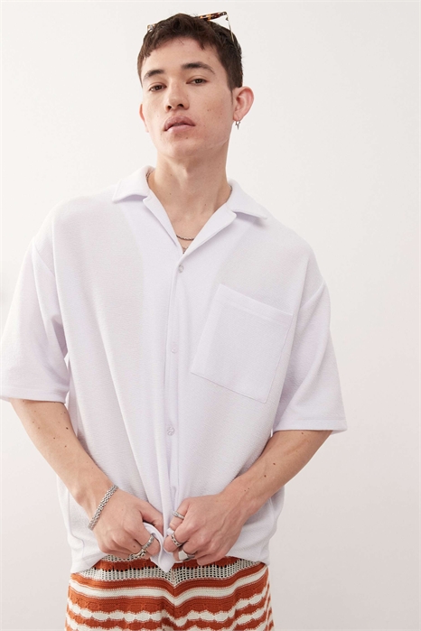 Рубашка курортного стиля свободного кроя с короткими рукавами из фактурного джерси артикул 147008969