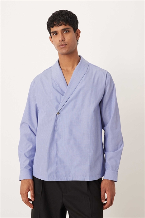 Рубашка с перекидным воротником-шалью свободного кроя артикул 152316035