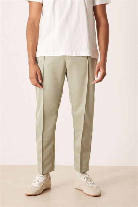 Прямые брюки-кроп с заутюженными складками, цвет шалфейный зеленый артикул 150434349