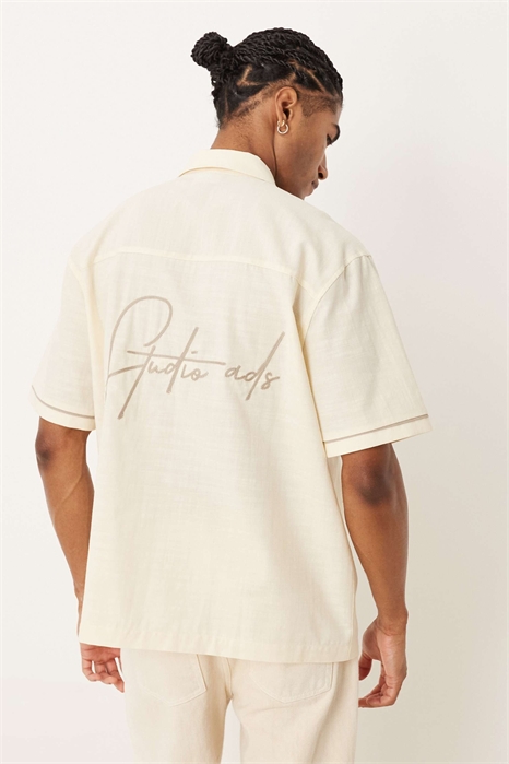 Рубашка свободного кроя с принтом на спине артикул 150267579