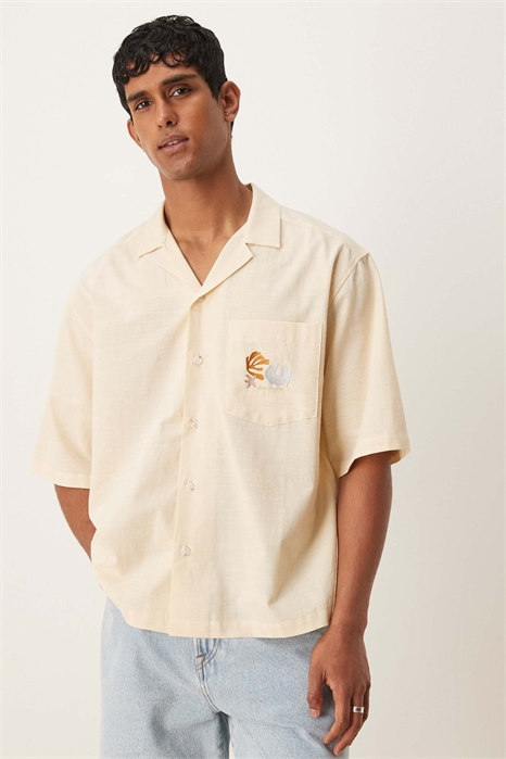 Рубашка свободного кроя с отложным воротником и вышивкой на груди артикул 147861297