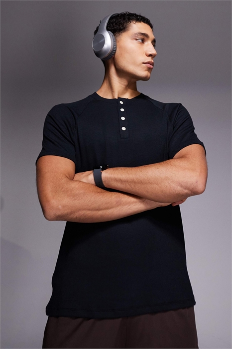 Футболка-хенли с рагланными рукавами и ультрамягкой модальной ребристой тканью, облегающего кроя, для отдыха артикул 152460880