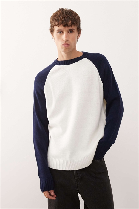 Вязаный раглан с темно-синими рукавами артикул 149929389