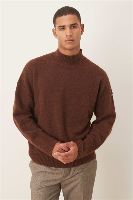 Свитер из шерстяной смеси с воротником-воронкой и объемным кроем артикул 147472192