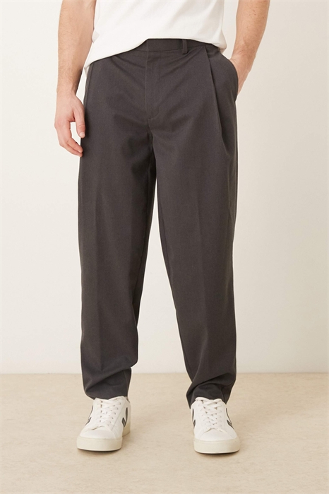 Стильные фланелевые брюки свободного кроя с зауженными штанинами и складками артикул 151524259