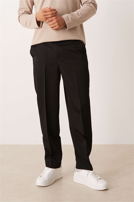 Стильные брюки свободного кроя с зауженными штанинами и эластичным поясом на четверть длины артикул 149952361