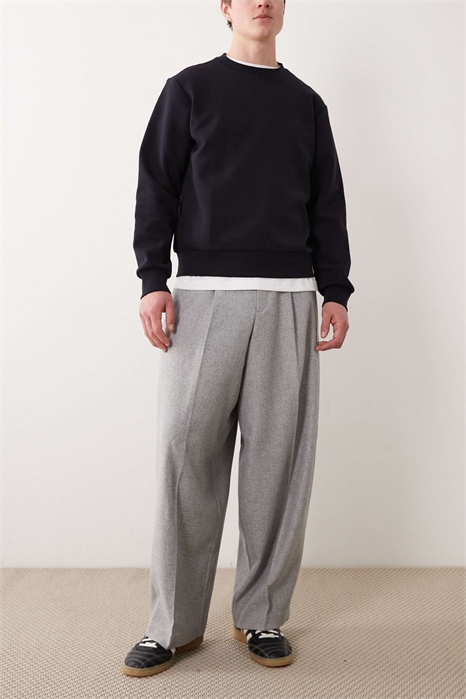 Стильные брюки с плиссировкой и очень зауженным кроем артикул 150200410