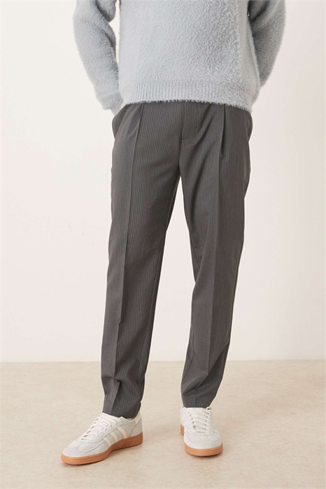 Стильные брюки зауженного кроя с полуэластичным поясом артикул 150266736