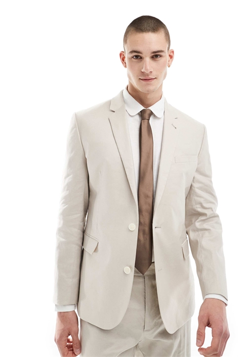 Стройная, в льняном пиджаке артикул 133376885