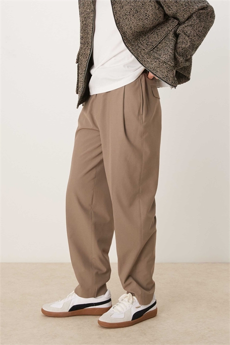 Стильные брюки свободного кроя с зауженными штанинами и глубокой складкой артикул 138465530